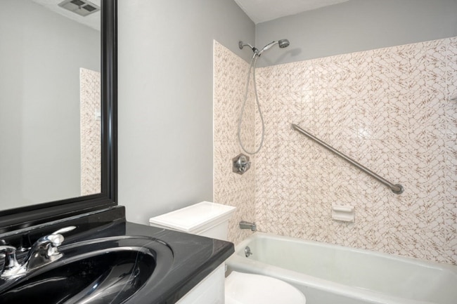 Building Photo - 10 Karen Cir