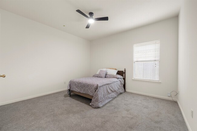 Building Photo - 9211 Memorial Hills Dr
