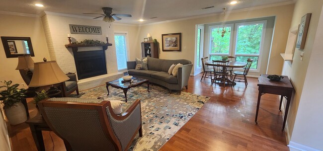 Building Photo - Fully furnished meticulously maintained upper condo
