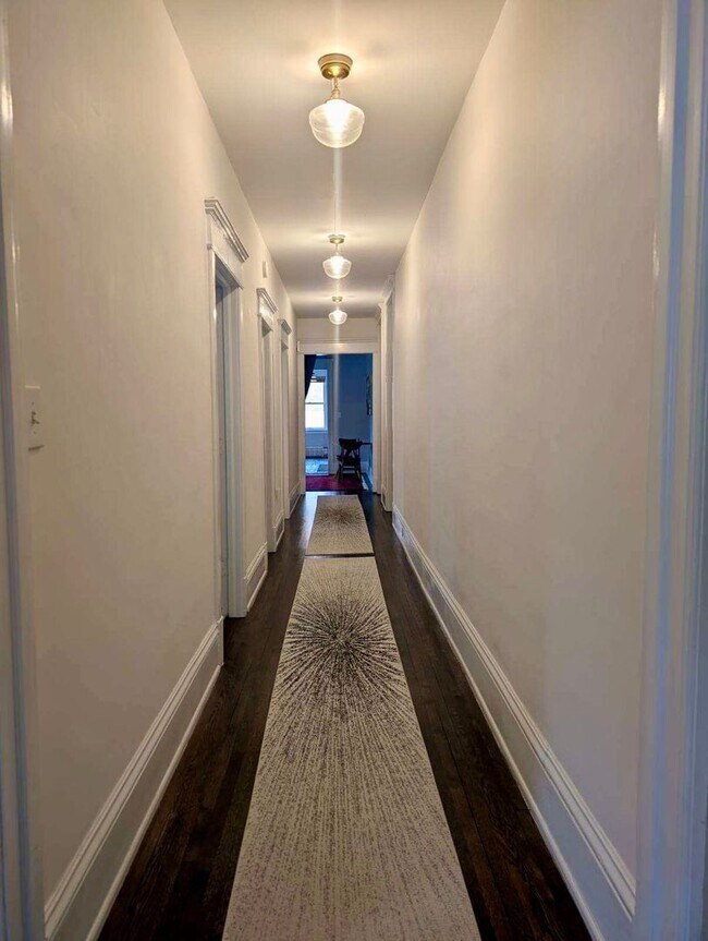 Building Photo - Stunning 3 bedroom main floor unit in prime Saint Paul location.