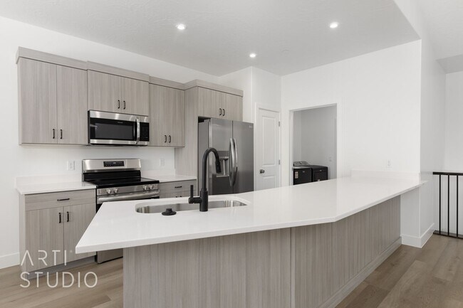 Building Photo - Brand New 3 Bed / 2 Bath Duplex – Modern L...