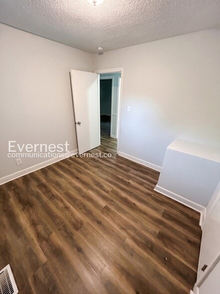 Building Photo - 203 Pinetree Dr