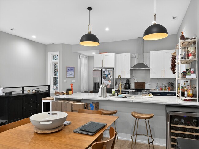 Building Photo - 2451 N Albany Ave