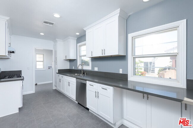 Building Photo - 2107 W 84th Pl