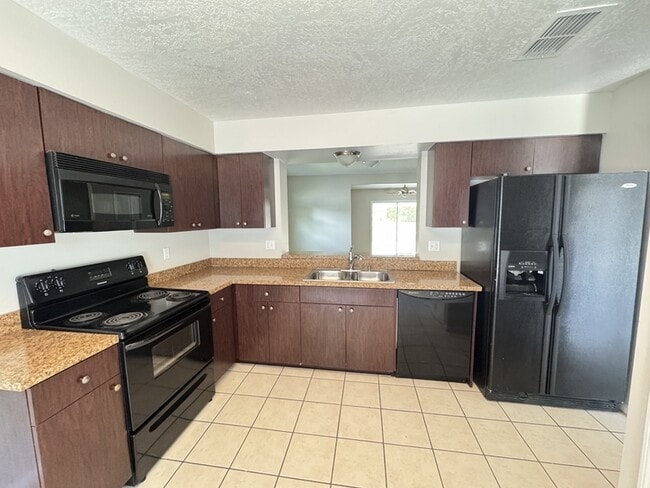 Building Photo - 4447 Brook Hollow Cir