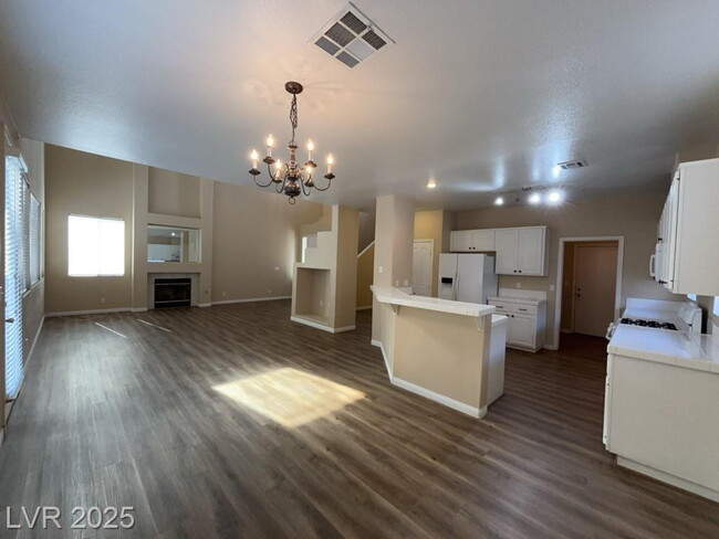 Building Photo - Beautiful property with excellent natural light
