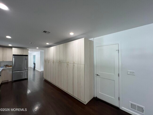 Building Photo - 8 Ridge Rd