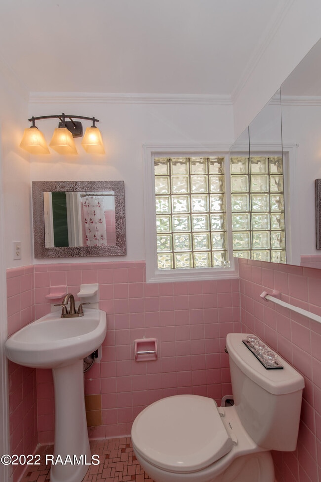 Building Photo - 232 Roselawn Blvd