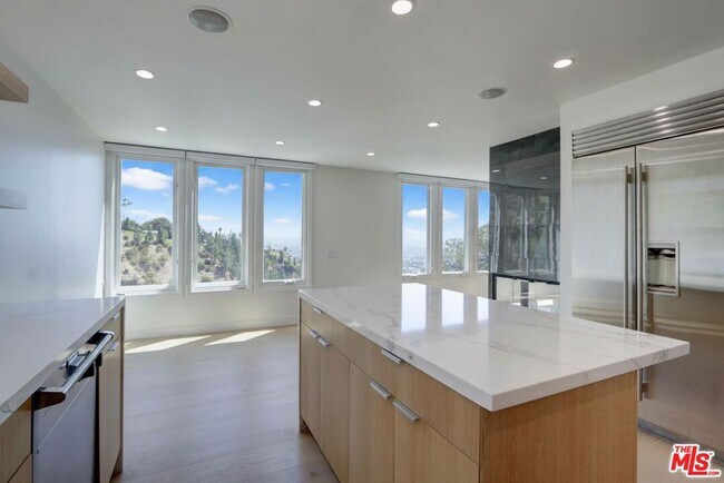 Building Photo - 8528 Hillside Ave