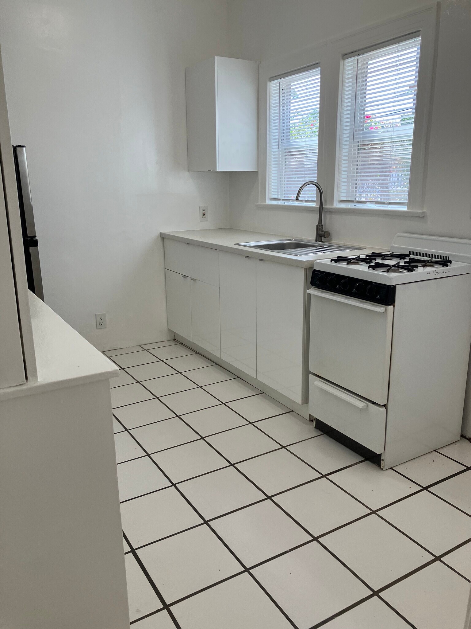 Building Photo - 2035 N Vista del Mar Ave