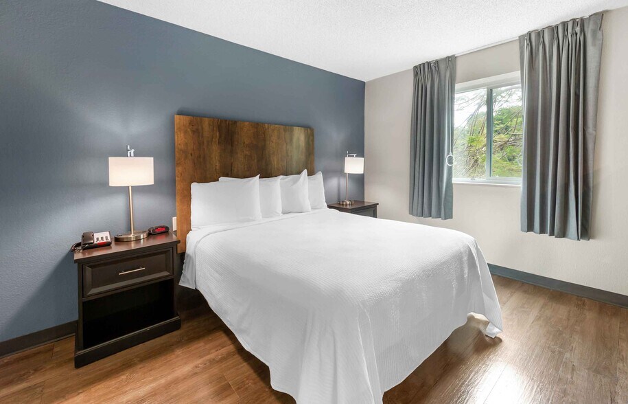 Building Photo - Furnished Studio-Miami - Airport - Miami Springs