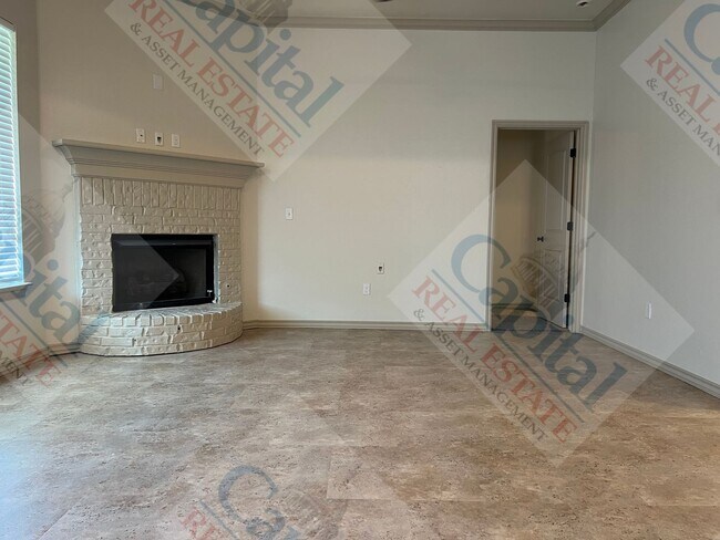 Building Photo - Charming 3 Bedroom