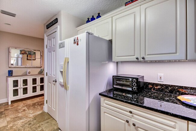 Building Photo - 403 Tarpon Ave