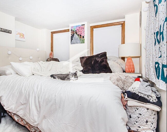 Building Photo - 2 Bedroom Unit in Beacon Hill, heat, Hot W...