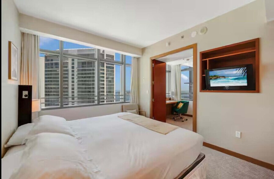 Building Photo - 1395 Brickell Ave