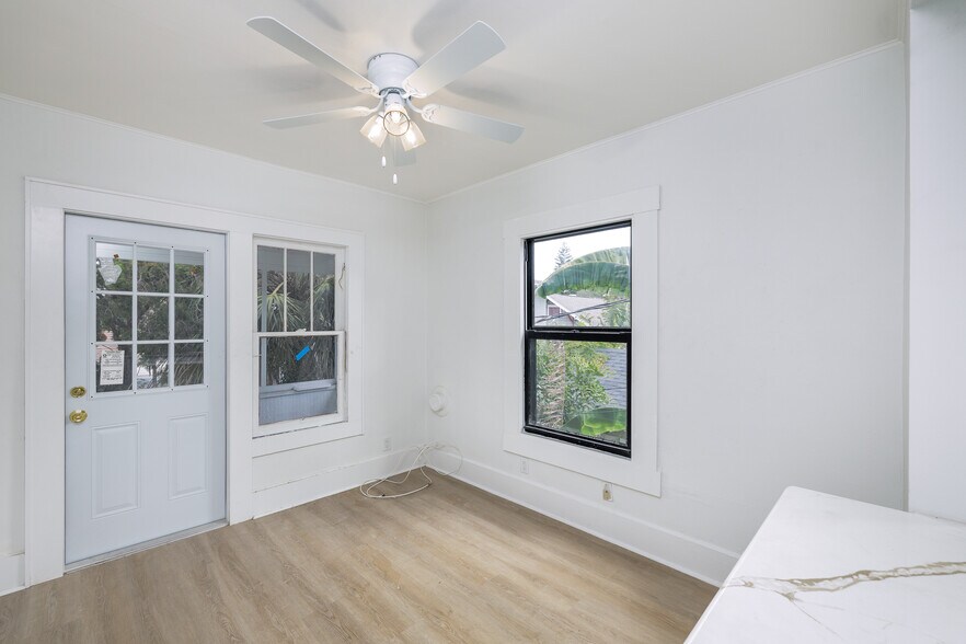 Building Photo - 618 7th Ave N