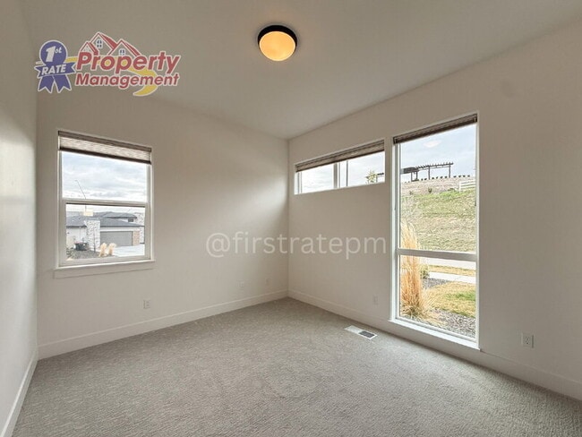 Building Photo - 3024 E Parulo Dr