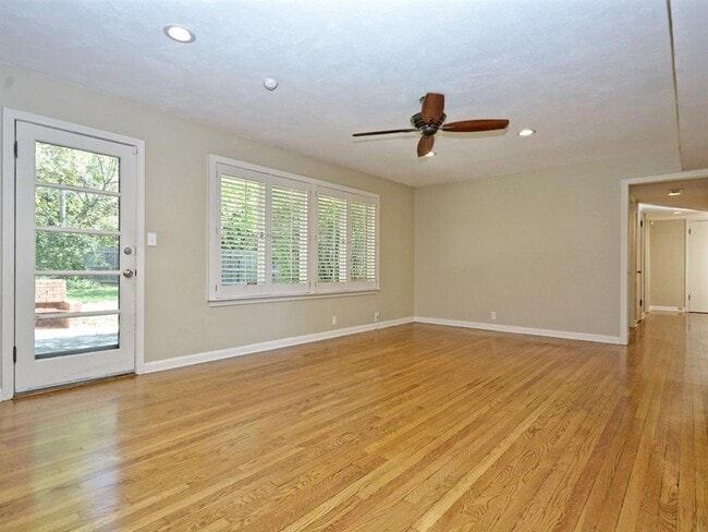Building Photo - 2600 Twin Oaks Dr