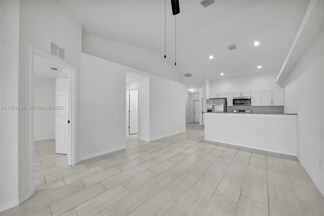 Building Photo - 614 SW 3rd Ct