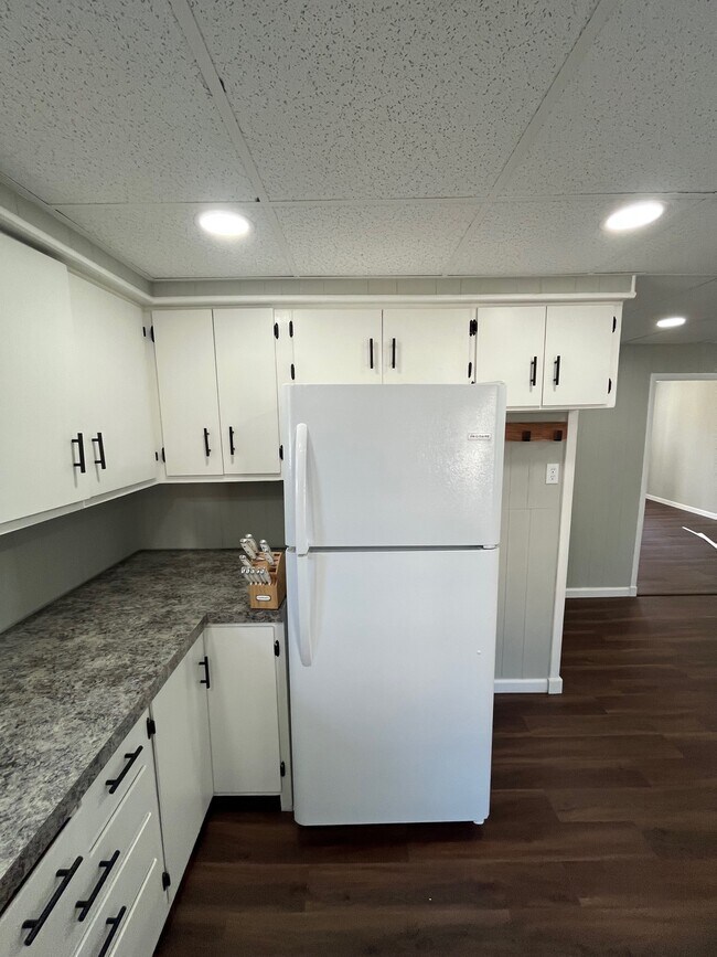 Building Photo - 215 Knight St