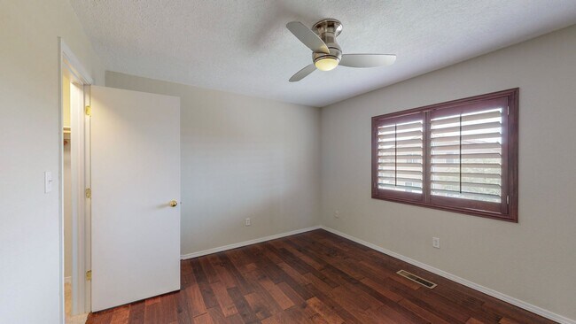 Building Photo - Vista Del Norte neighborhood 3 Bedroom