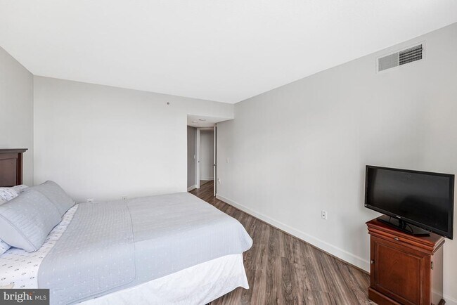 Building Photo - 11800 Sunset Hills Rd