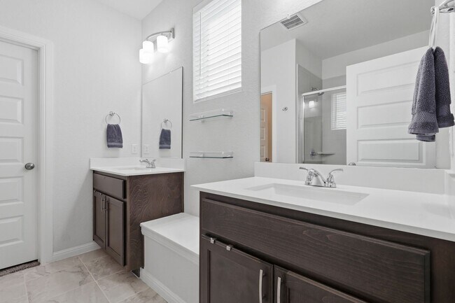 Building Photo - Modern 3BR Home with Main-Floor Primary!