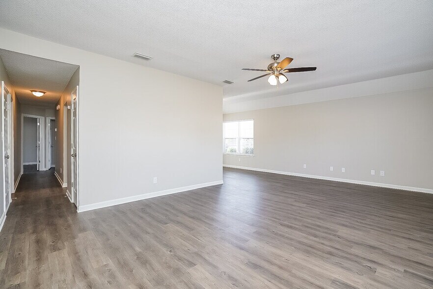 Building Photo - 331 Lake Forest Dr
