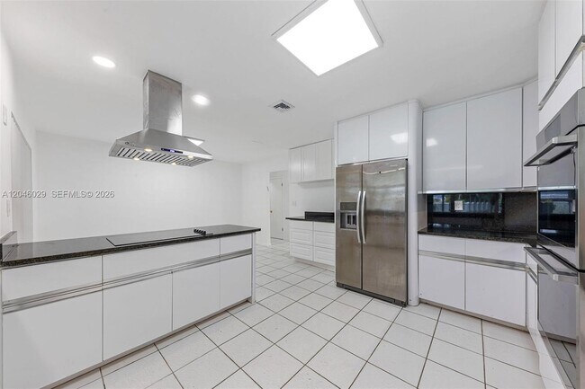 Building Photo - 945 NE 176th St
