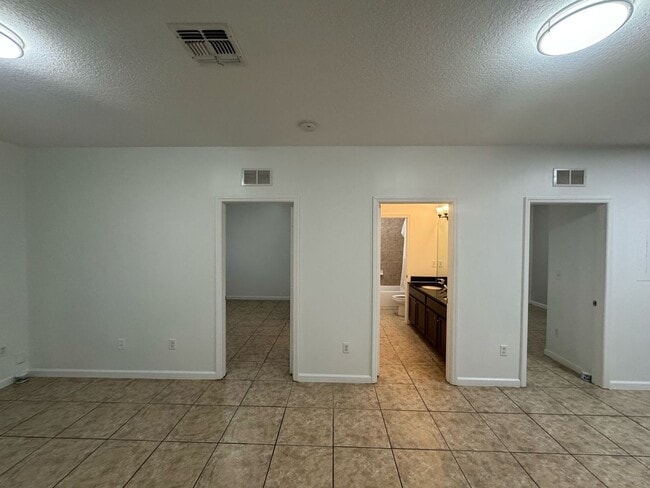 Building Photo - 1045 Villas LLC (1035 NE 10th Ave)