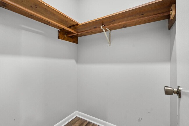 Building Photo - 920 Inglewood Ln