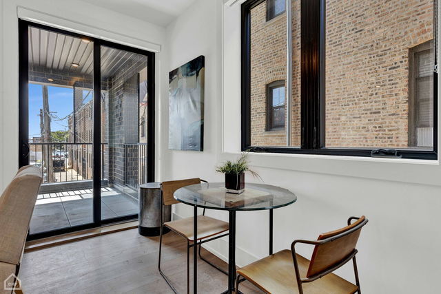 Building Photo - 1613 W Belmont Ave
