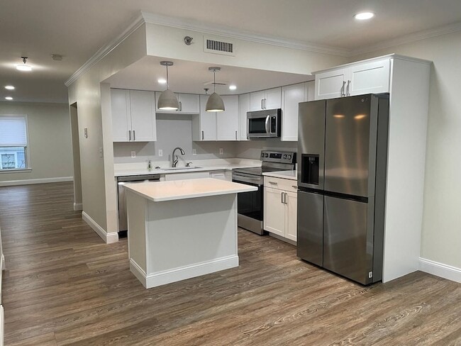 Building Photo - 33 Deer St