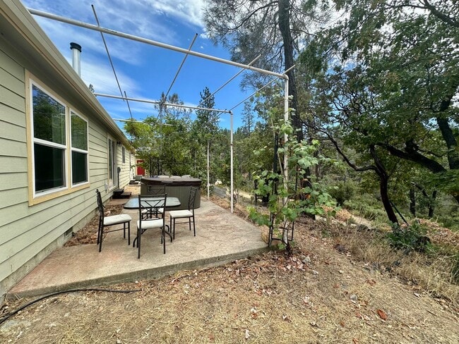 Building Photo - 3 Bedroom 2 Bath nestled in Grass Valley