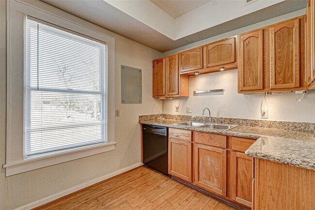 Building Photo - 1024 Heights Blvd