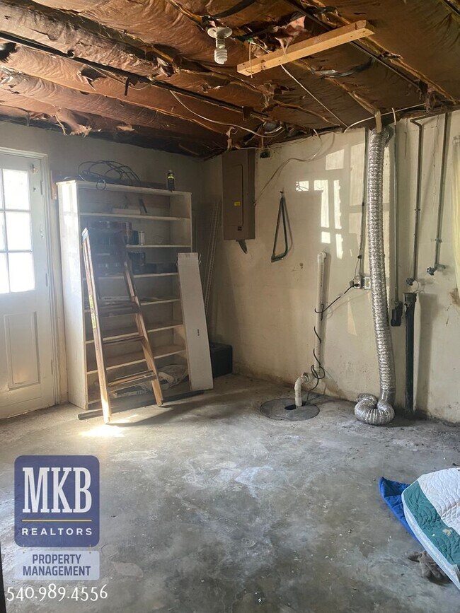 Building Photo - 4 Bedrooms, 2.5 Baths, Split Foyer, Locate...