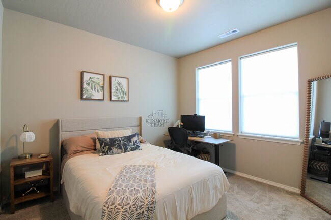 Building Photo - FURNISHED: 3 Bedroom, 2 Bath Home in South Richland
