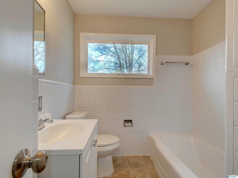 Building Photo - 609 Marguerite Dr NW