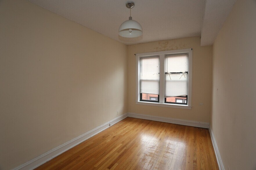 Building Photo - 3522 N Racine Ave
