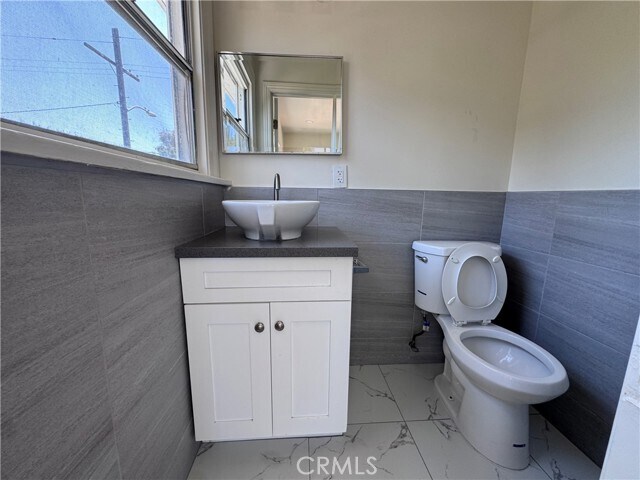 Building Photo - 875 W 41st Dr
