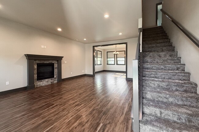 Building Photo - Beautiful 4-Bedroom House with Large Backy...