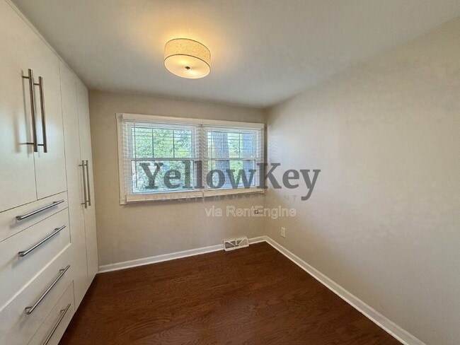 Building Photo - 376 Hill Ave