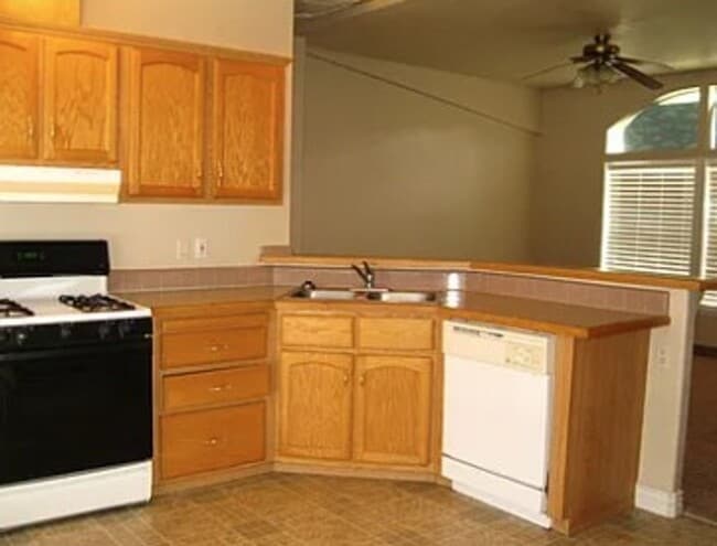 Building Photo - Comfy & Cozy Home for Rent