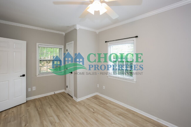 Building Photo - This cute as pie ground-floor condo is tuc...