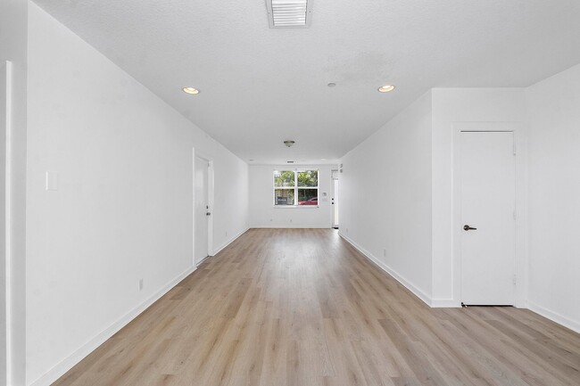 Building Photo - LARGE 3-bed, 3-bath townhome with 2-car ga...