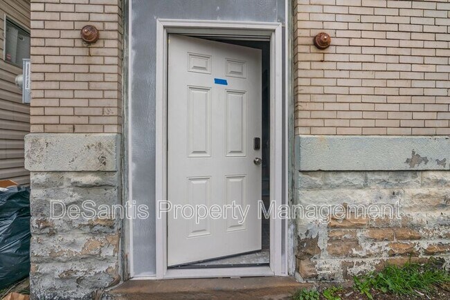 Building Photo - 512 S Millvale Ave