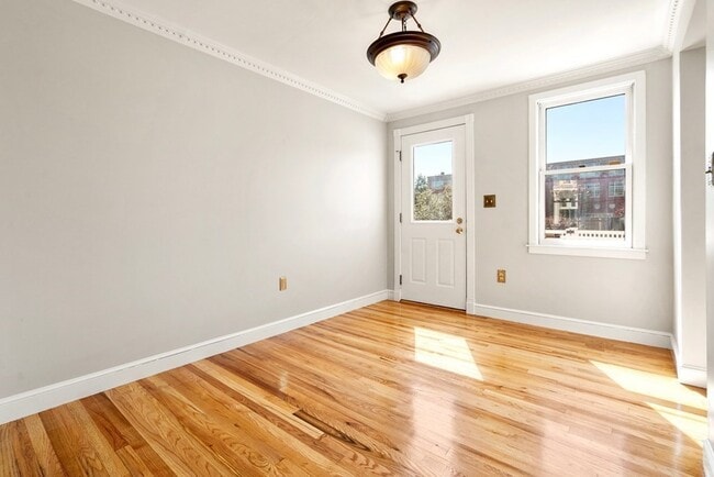 Building Photo - 442 Main St