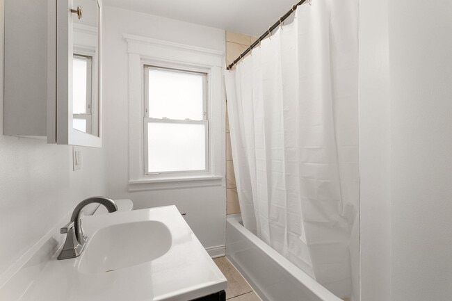 Building Photo - 1144 N Austin Blvd