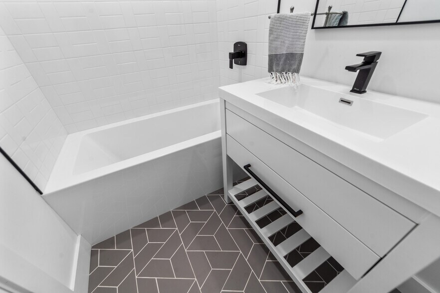 Building Photo - 208 Spencer Ave