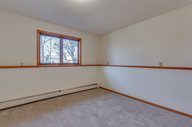 Building Photo - 4bd PLUS OFFICE 2ba 2car garage overlookin...